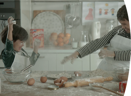 Madre e hijo jugando con harina en la cocina